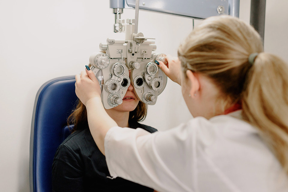 customeyes-online-tests-vs-in-person-eye-exams