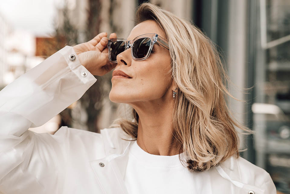 customeyes-risk-of-uv-exposure-for-your-eyes Blonde woman wearing sunglasses outdoors